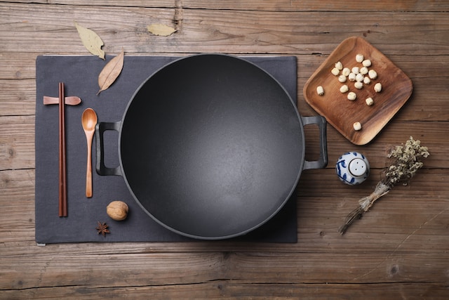 A black wok on a black tray