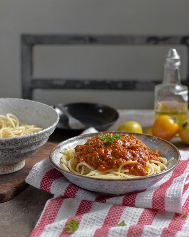 Spaghetti served in a ceramic plate