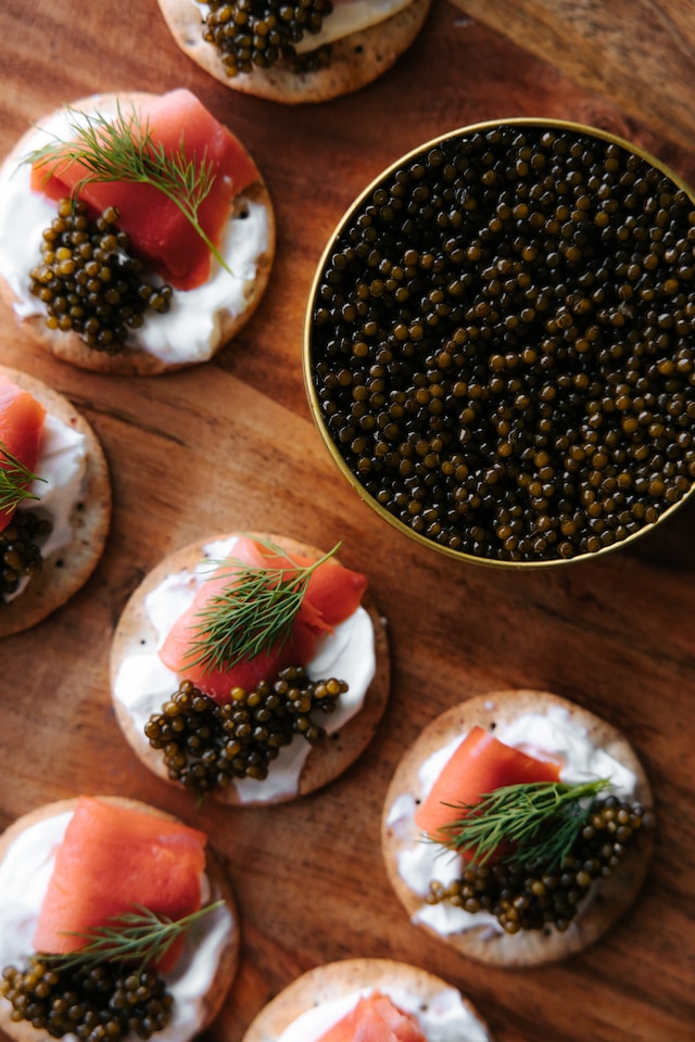 Crackers with smoked tuna and caviar topped with dill