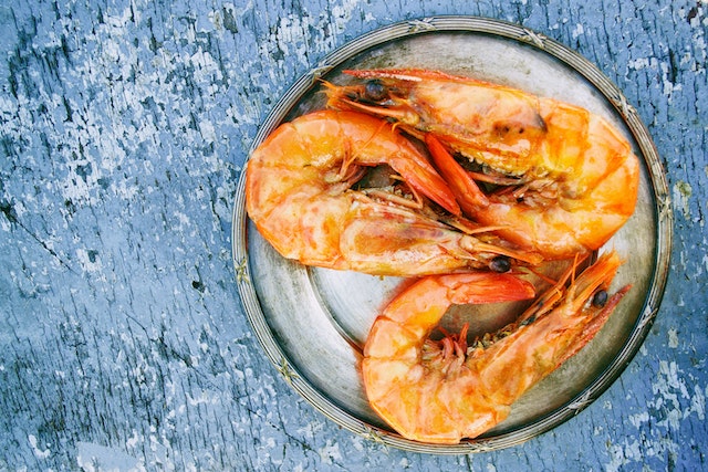 Cooked prawns on a ceramic serving plate